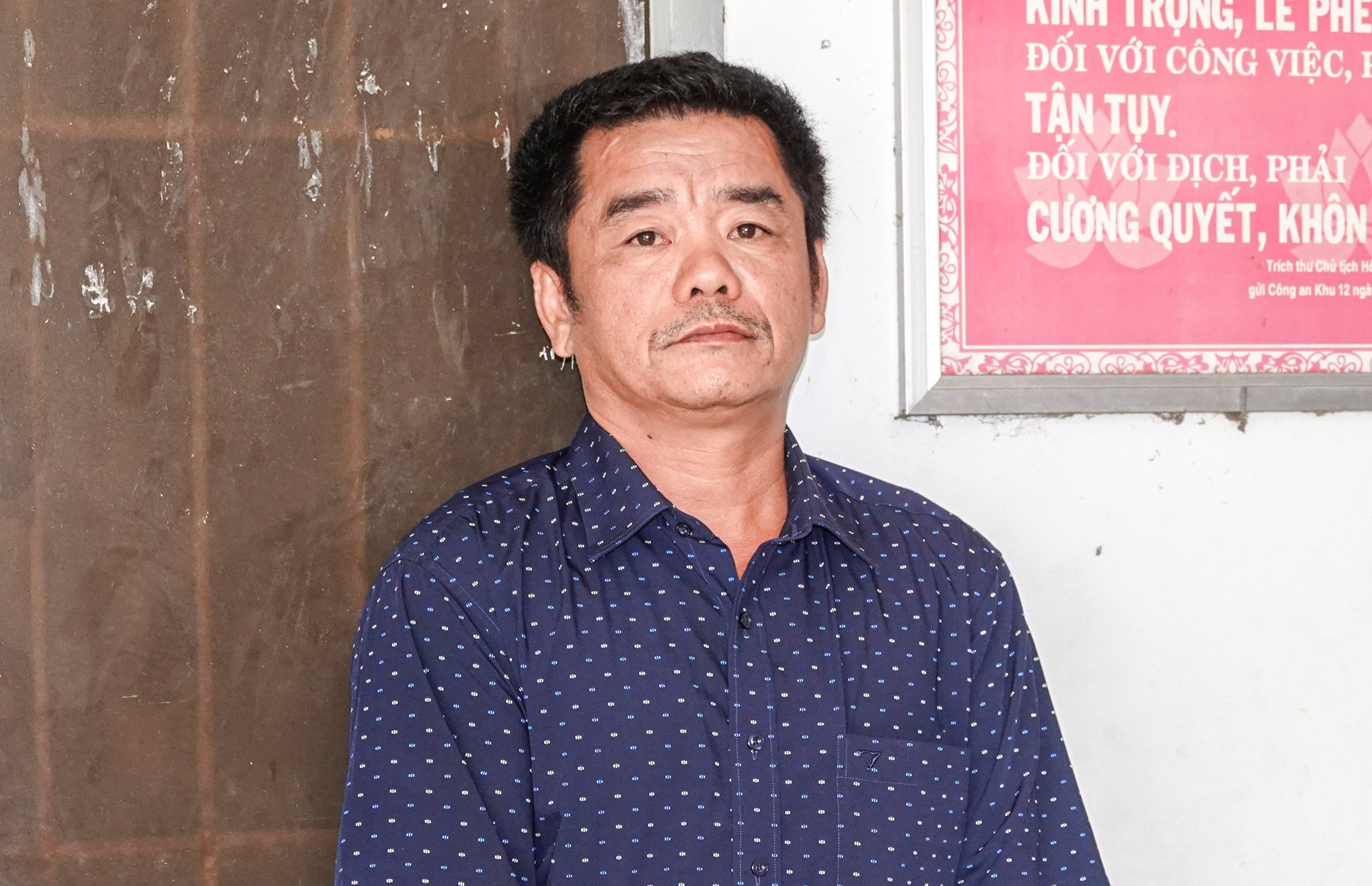 Chem hang xom vi mau thuan trong luc nhau hinh anh