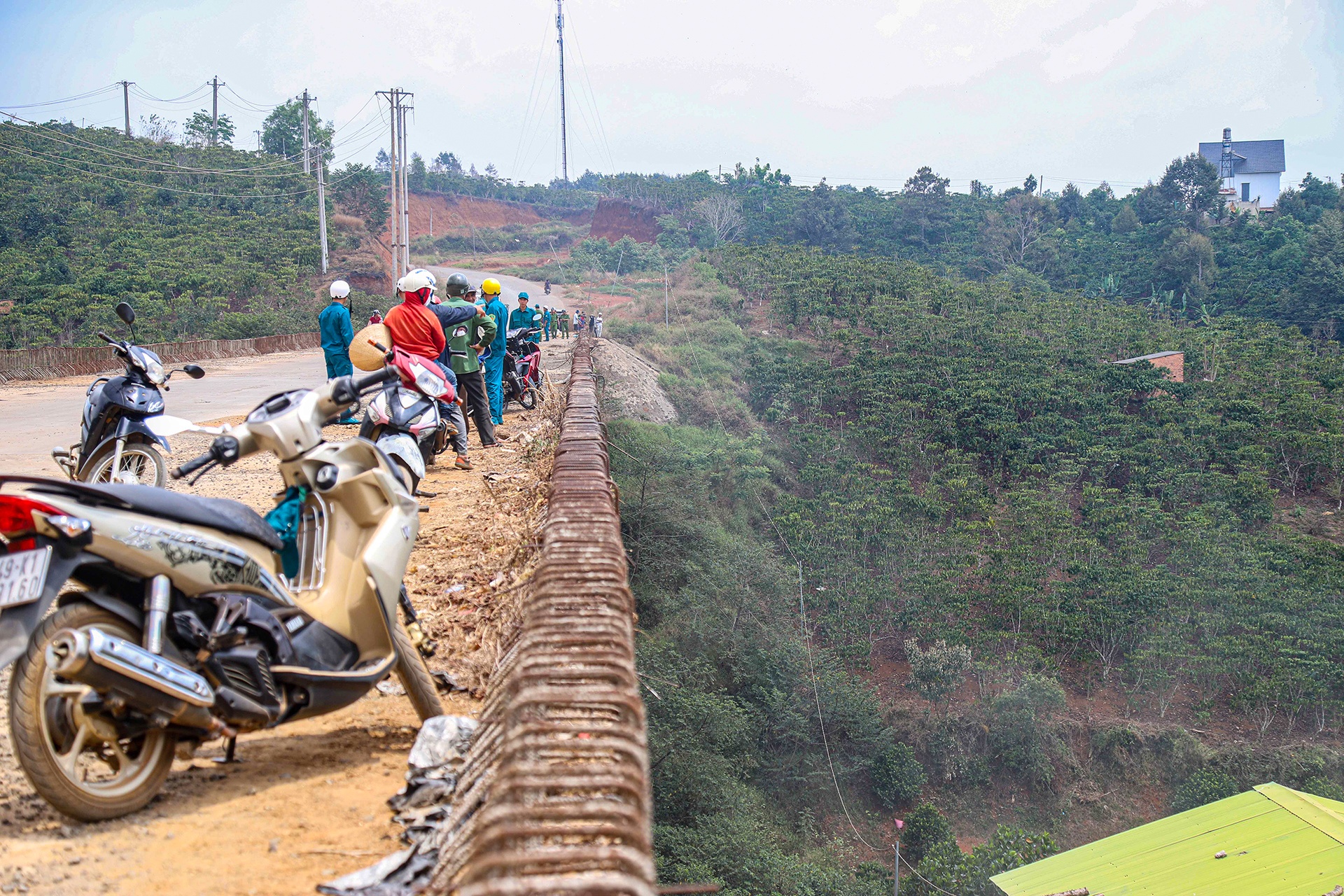 Hien trang cau Nau Sri - noi xay ra vu oto roi xuong vuc, 2 nguoi chet hinh anh