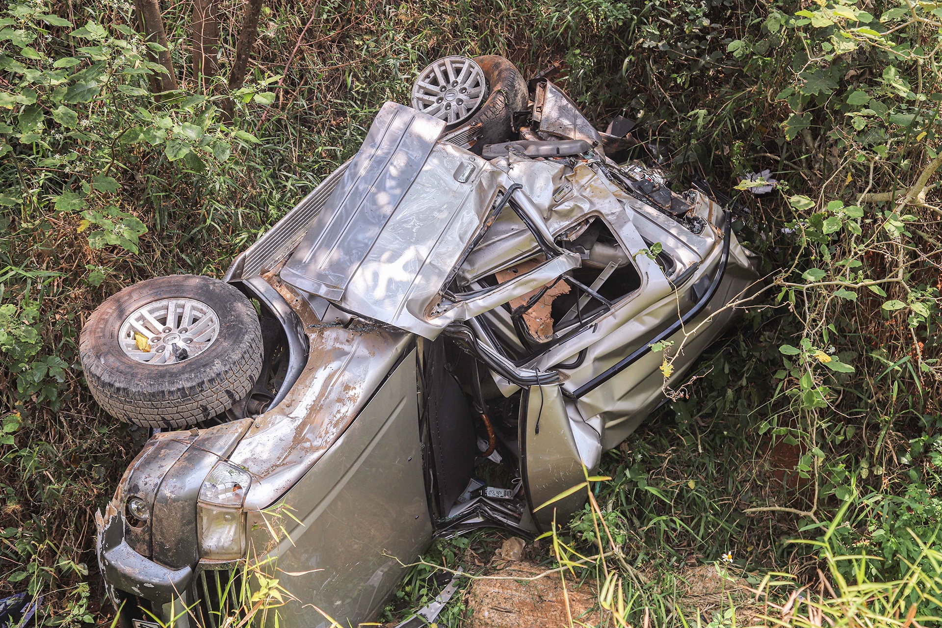 Hien truong vu oto lao xuong vuc sau 40 m khien 2 ong chau tu vong hinh anh