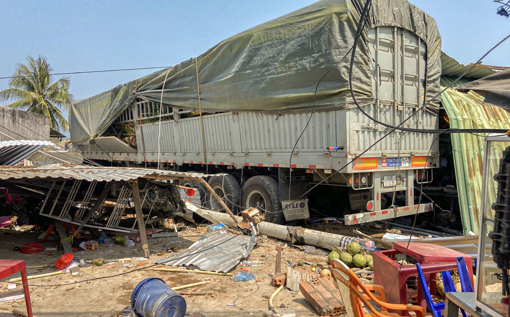 Xe tai tong sap quan ca phe canh quoc lo 1, nhieu nguoi bi thuong hinh anh