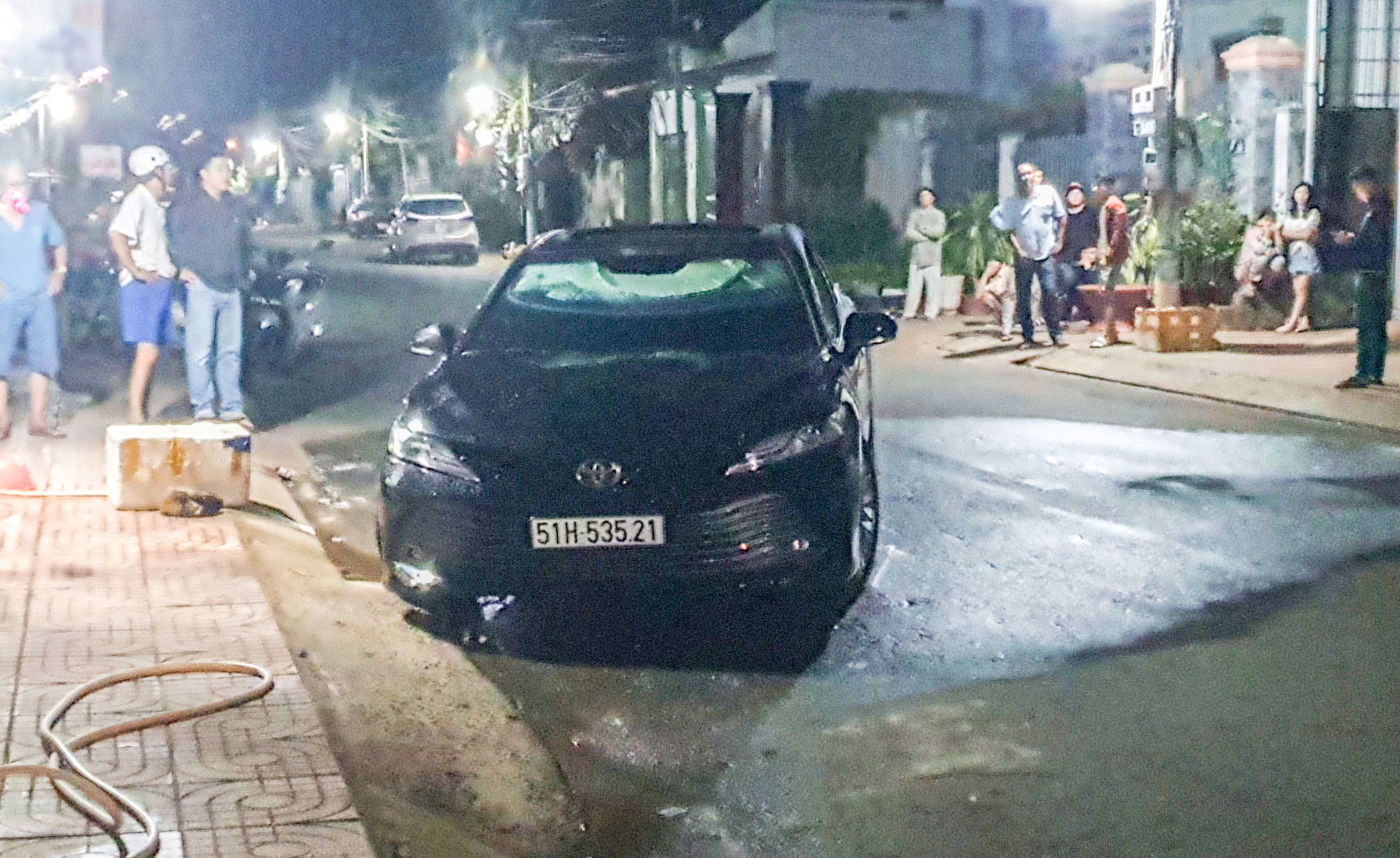 Oto boc chay sau tieng no lon, tai xe thiet mang hinh anh