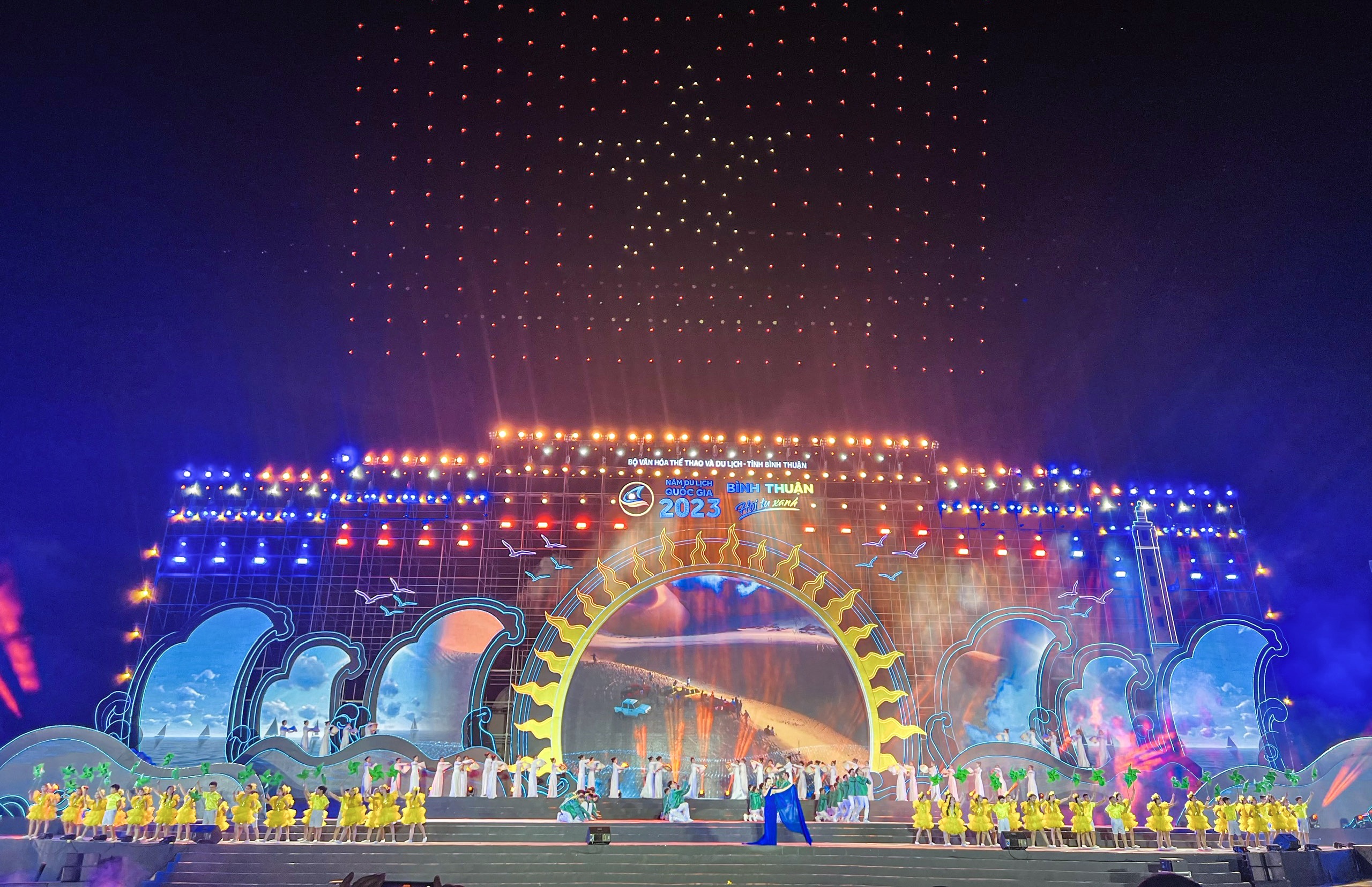 khai mac du lich anh 1