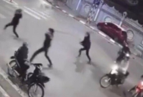 Canh 2 nhom thanh nien cam dao, kiem lao vao hon chien hinh anh