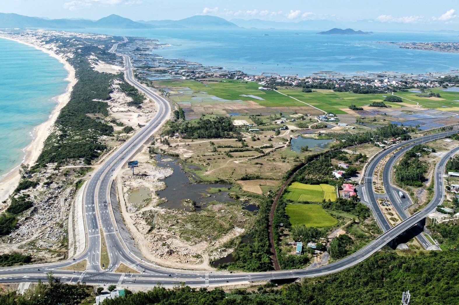 Tuyen duong gan 1.000 ty dong o Khu kinh te Van Phong hinh anh