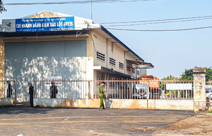 Ly do canh sat dong loat kham xet 3 trung tam dang kiem o Lam Dong hinh anh
