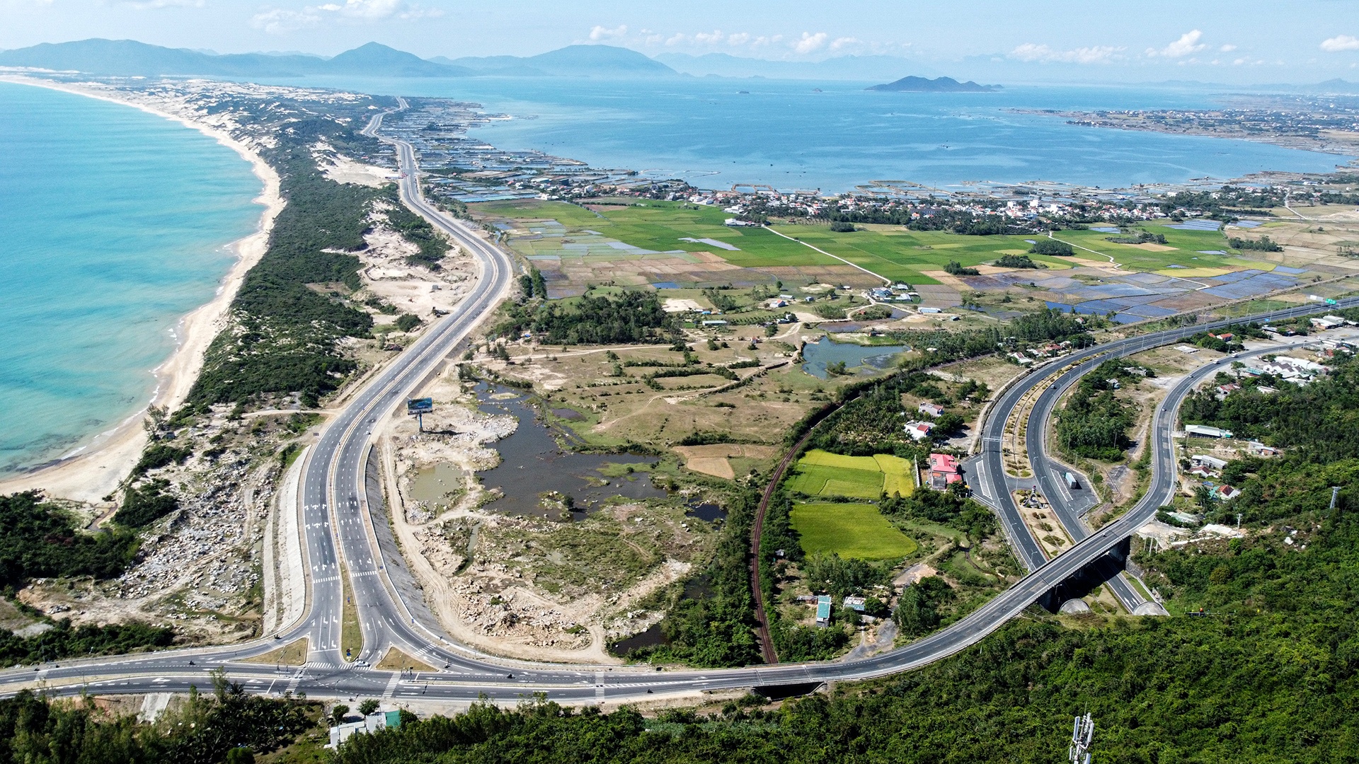 Doanh nghiep muon gi khi dau tu vao Khanh Hoa hinh anh