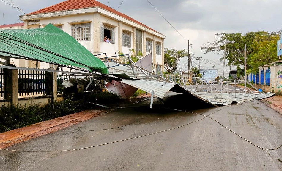 Loc xoay xuat hien lien tuc o Lam Dong, gay thiet hai nang hinh anh