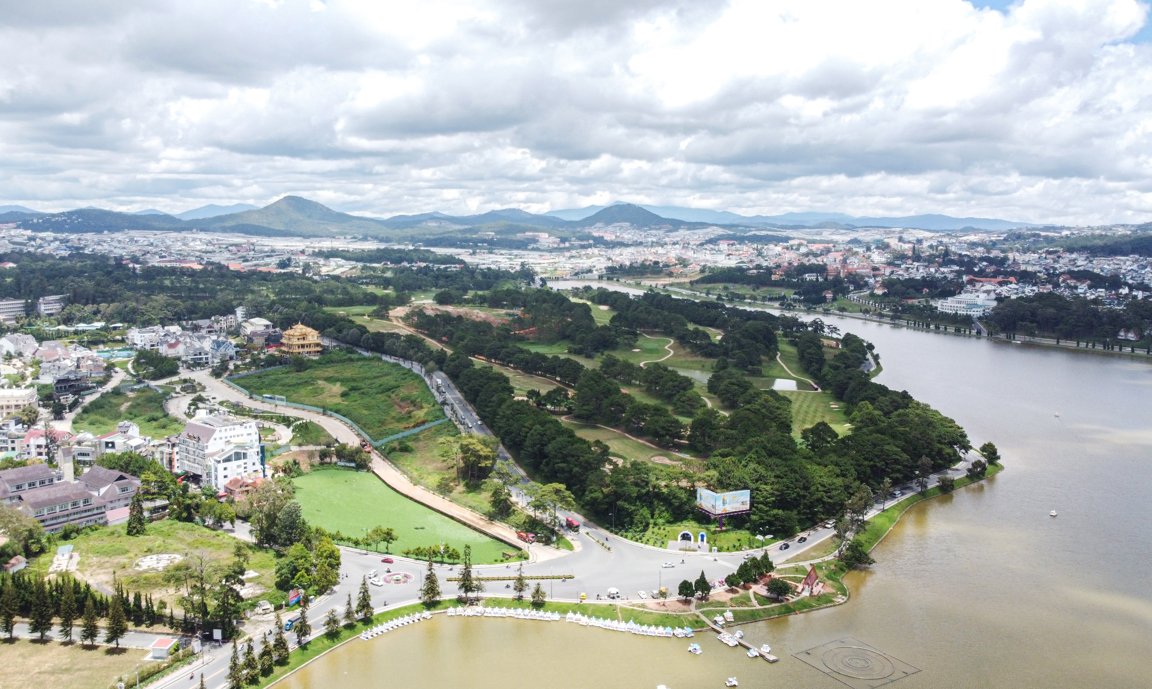 Het thoi thue dat re, chu san golf o Da Lat noi pha san neu ap gia moi hinh anh