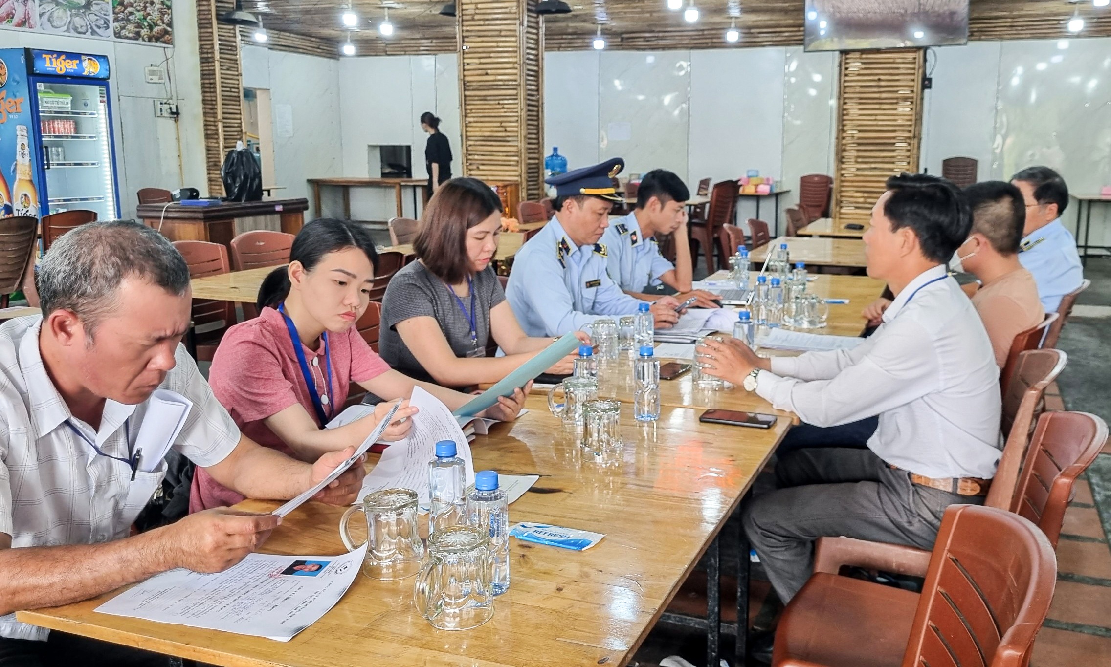 Doan lien nganh lam viec voi chu quan hai san bi to 'chat chem' hinh anh