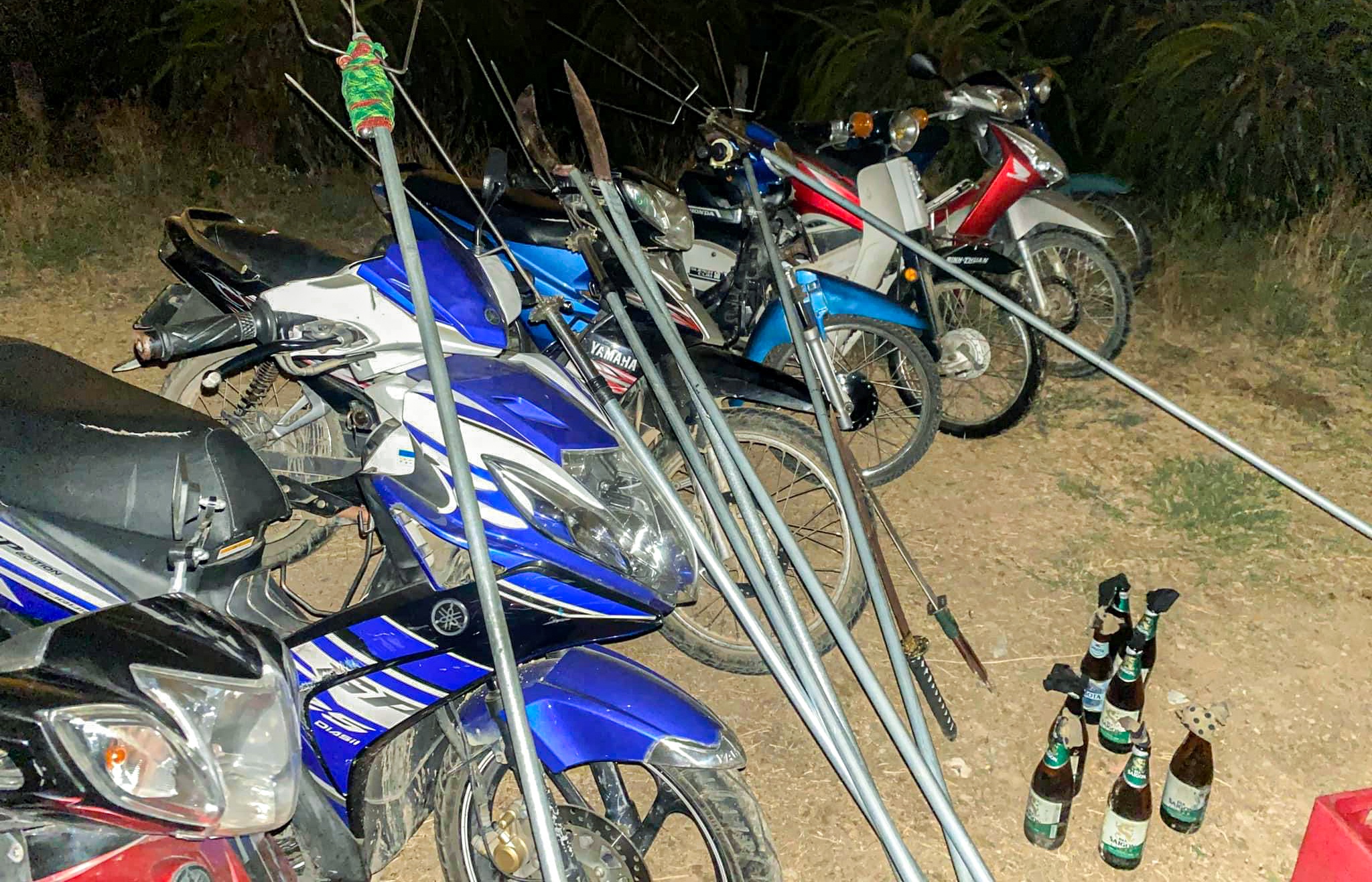 Nhom thanh nien mang dao phong, bom xang di hon chien hinh anh