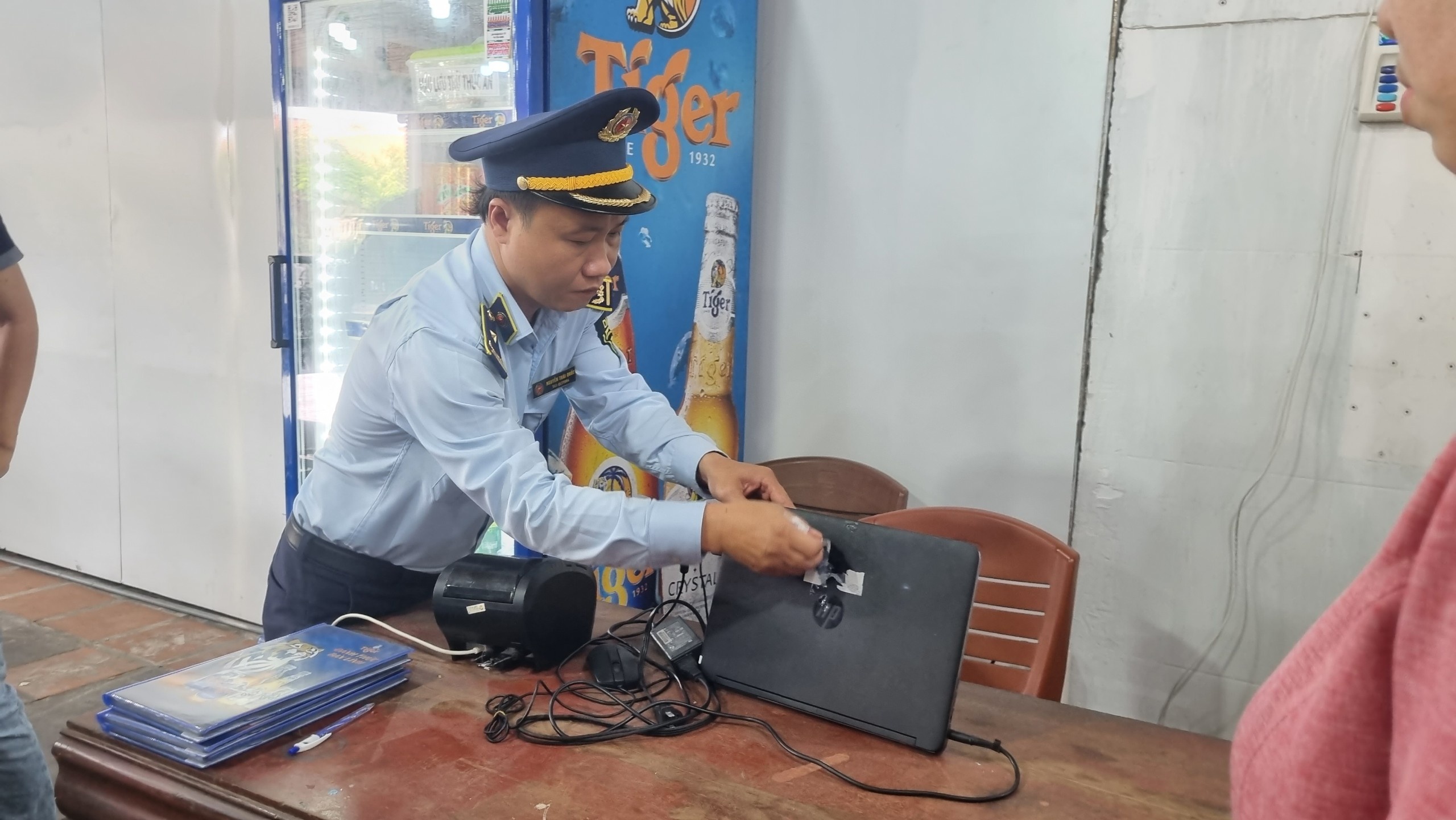 khach to chat chem anh 1