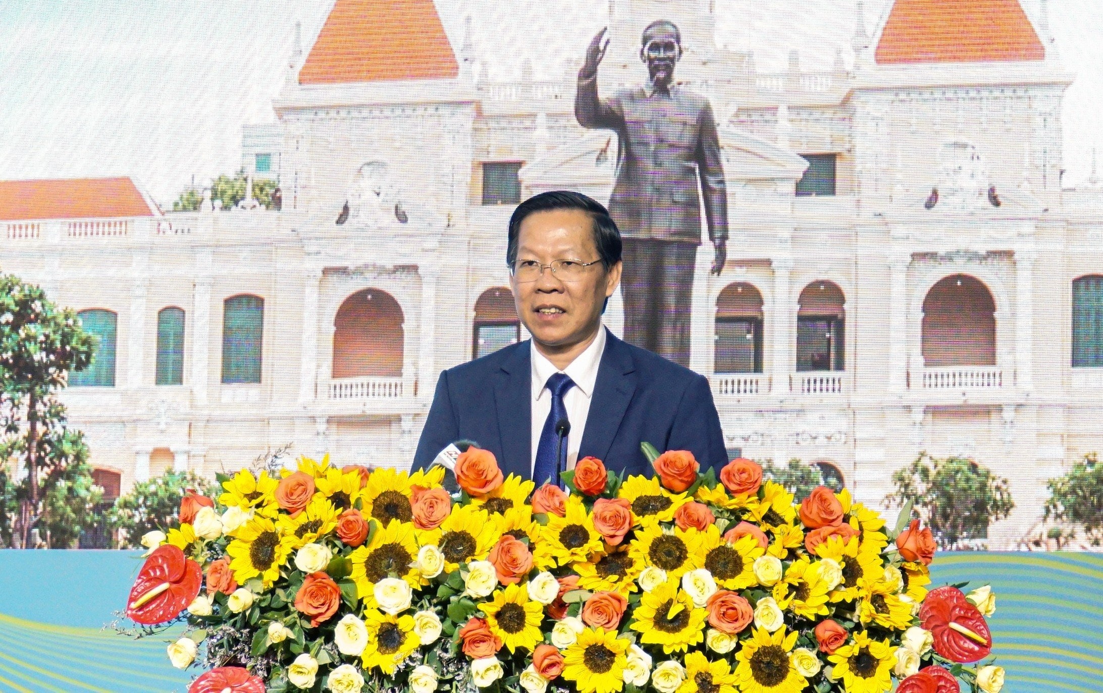 Chu tich TP.HCM Phan Van Mai: Hop tac de tranh canh tranh tieu cuc hinh anh