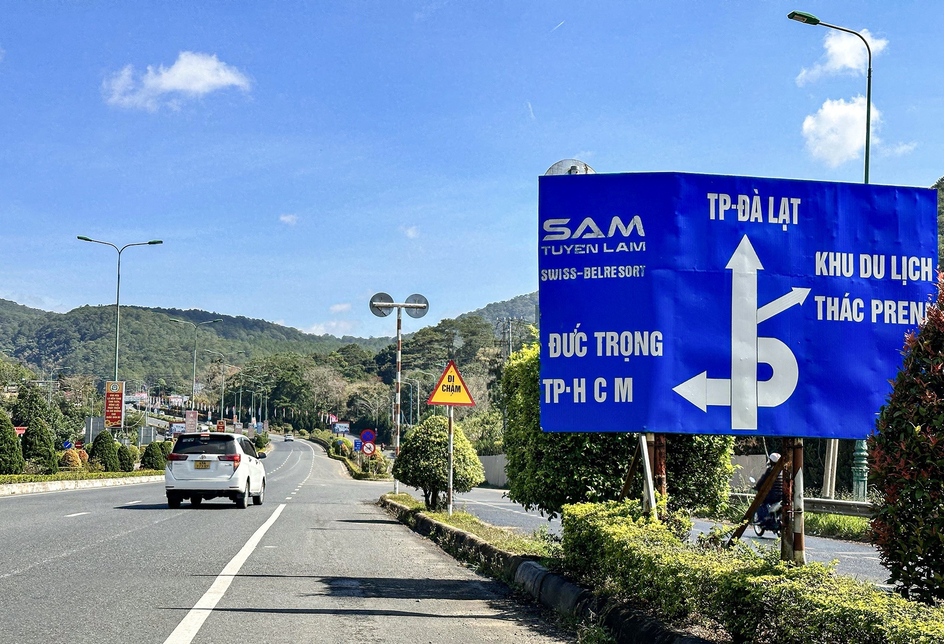 Deo Prenn dong thi cong, du khach len Da Lat huong nao dip le? hinh anh