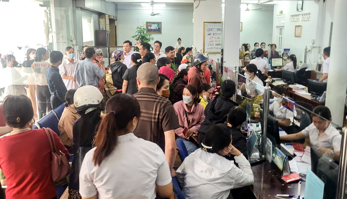 Nguoi dan do xo den quy tin dung o Bao Loc rut tien hinh anh