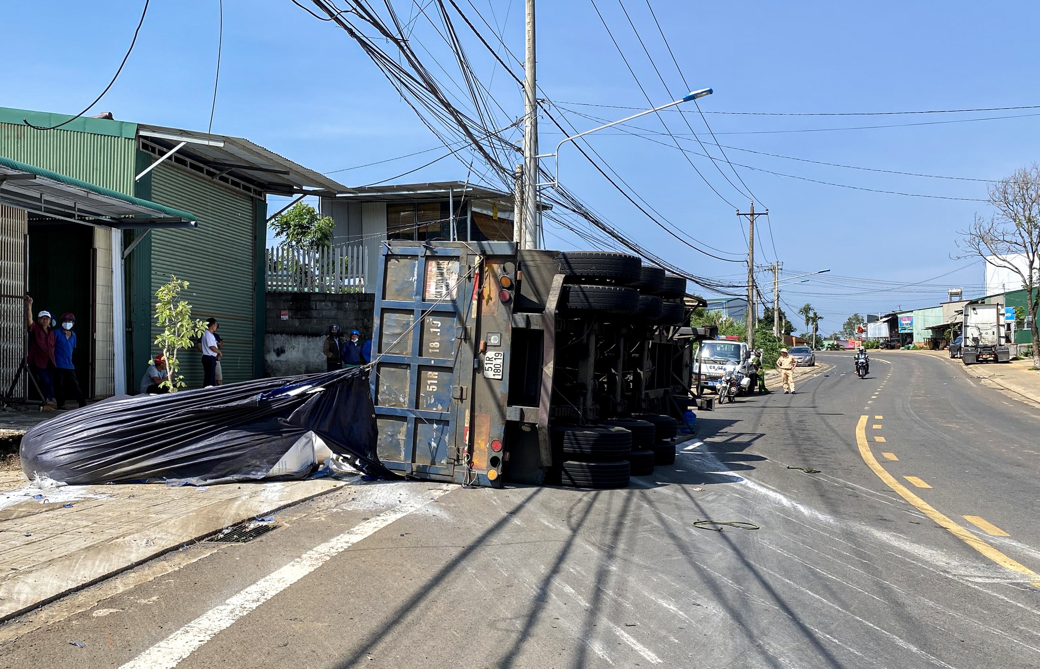 Lat xe cho alumin, mot nguoi thoat chet trong gang tac hinh anh