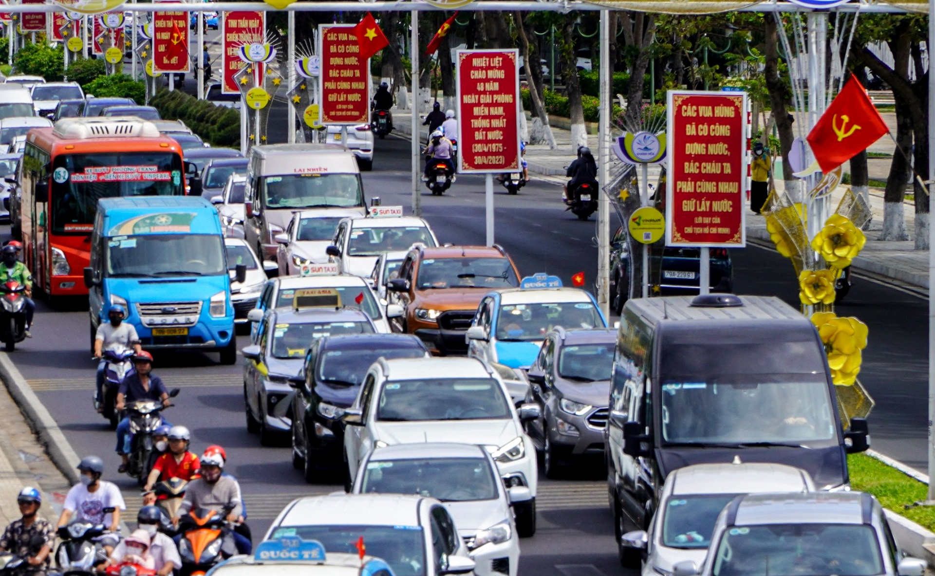 Lan dau tien sau 3 nam, duong ven bien Nha Trang ket cung du khach hinh anh