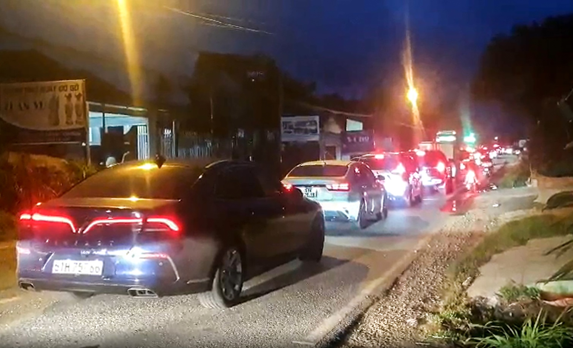 Hang tram phuong tien un u tren deo Bao Loc hinh anh