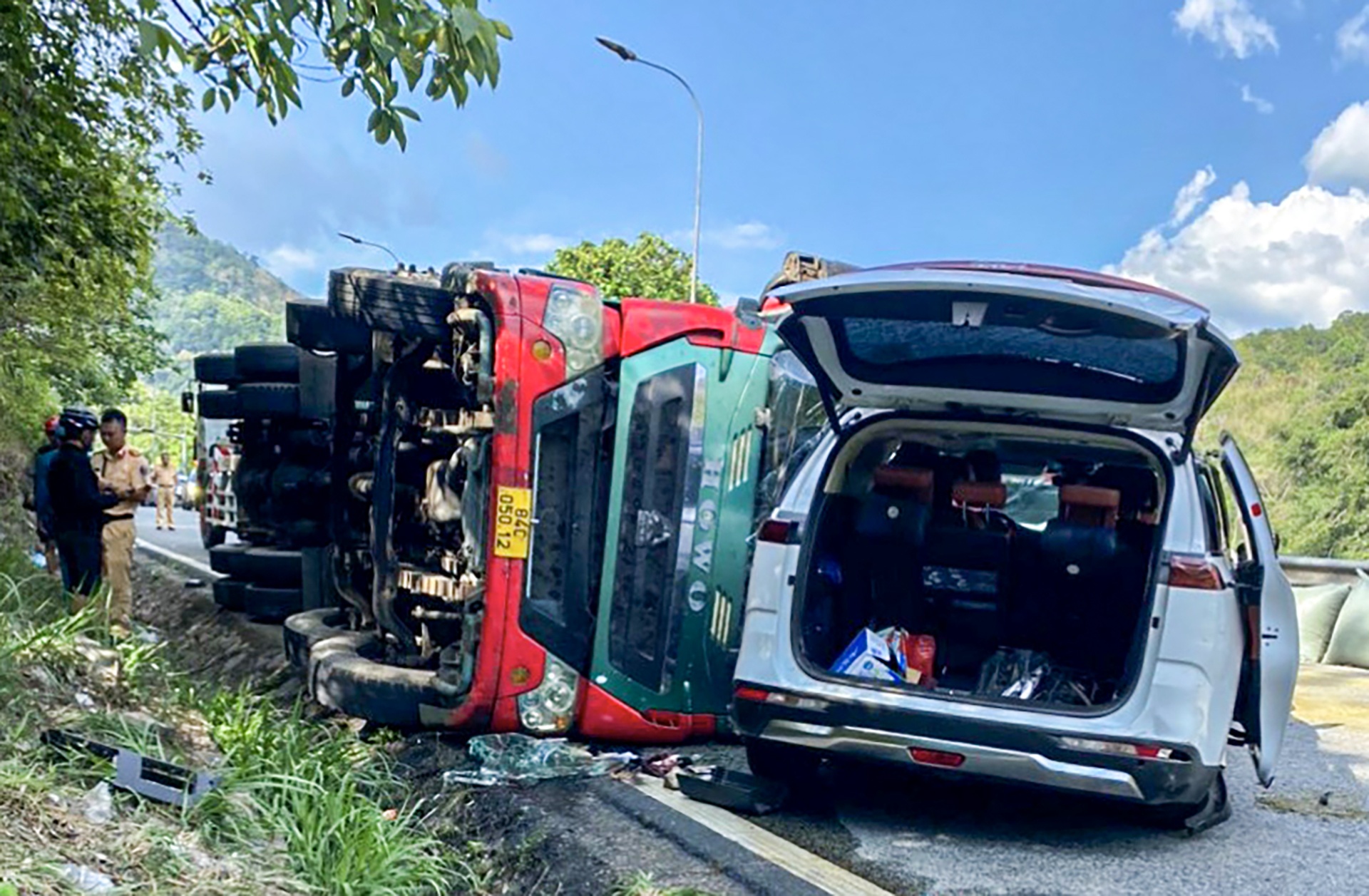 Ket xe keo dai 15 km tren deo Bao Loc sau tai nan hinh anh