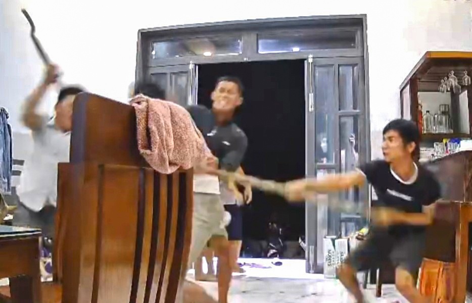 Mau thuan luc an nhau roi chem nhau hinh anh