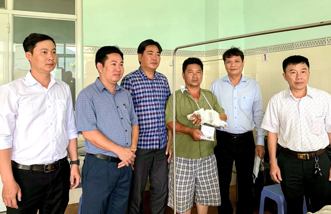 Truy duoi 2 nhom hon chien, truong ban bao ve dan pho bi thuong hinh anh