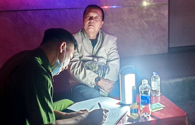 Nguoi dan ong tong trung ta cong an khi bi kiem tra nong do con hinh anh