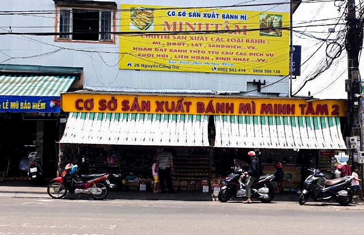 Nhan dat 600 o banh my qua dien thoai, chu tiem mat gan 50 trieu dong hinh anh