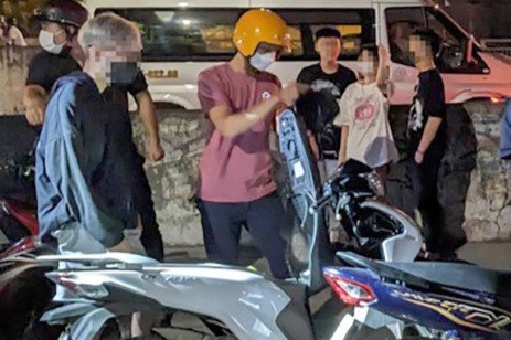 Tam giu nhieu quai xe la hoc sinh gay nao loan trong dem hinh anh