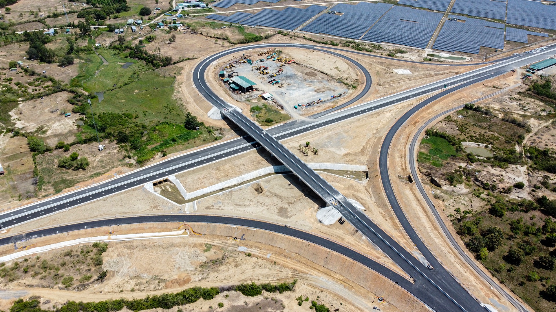 Cao toc Nha Trang - Cam Lam truoc ngay thong xe hinh anh