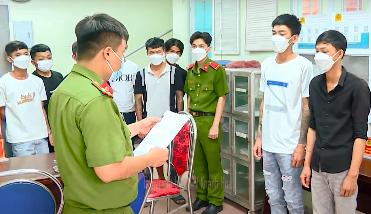 9 nguoi bi khoi to sau vu no sung o Khanh Hoa hinh anh