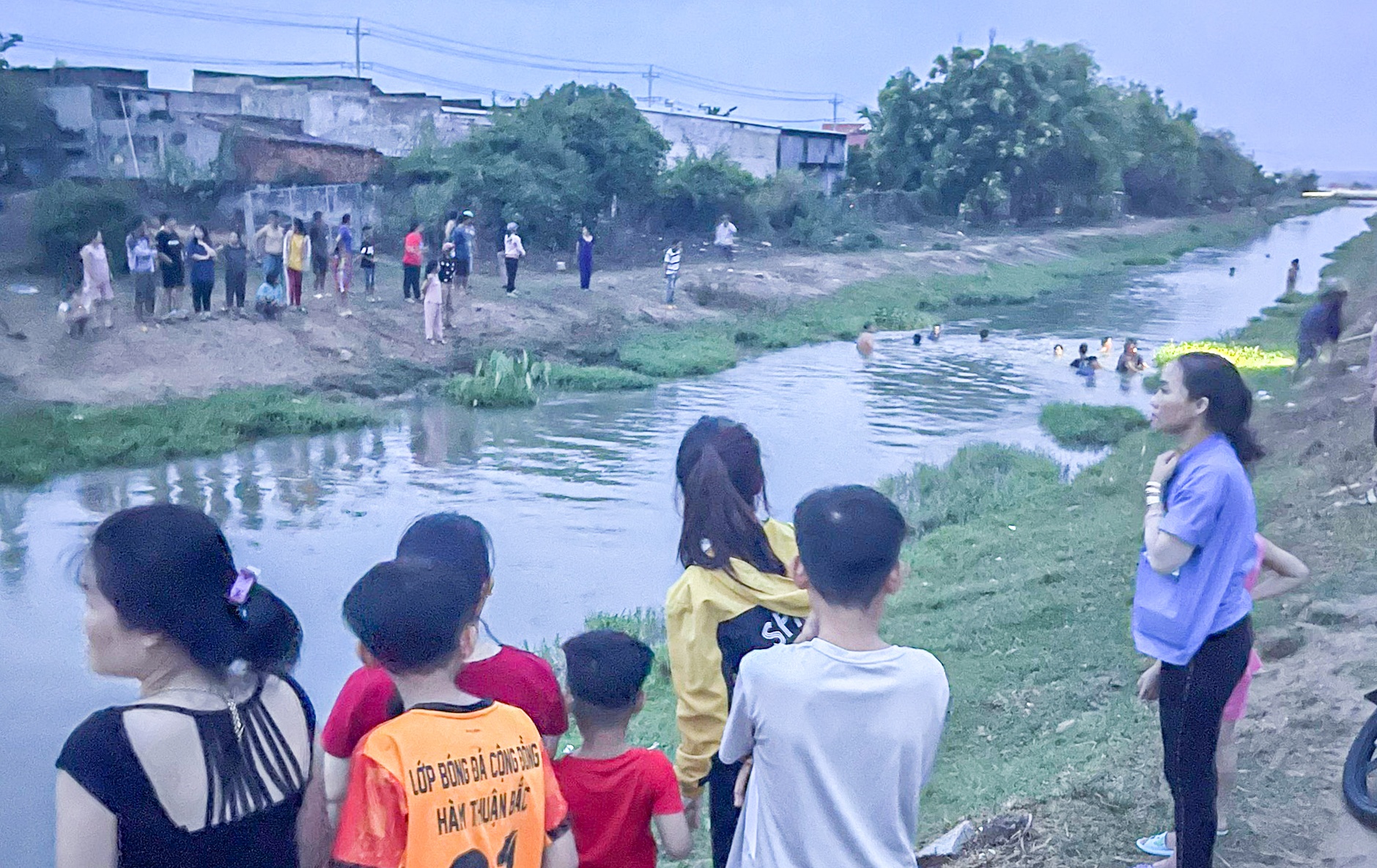 Lien tiep xay ra duoi nuoc, 6 tre em tu vong hinh anh