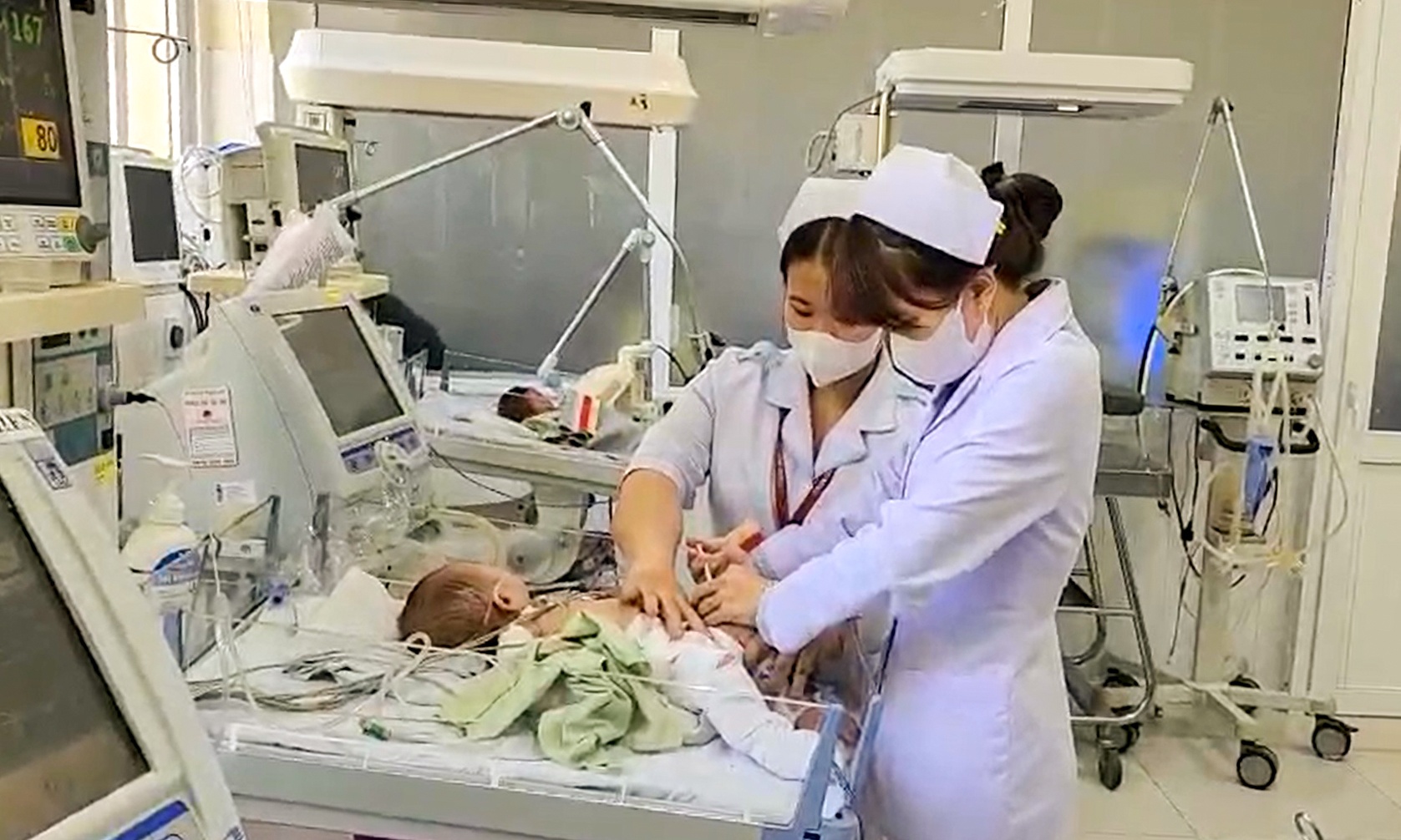Lap to tiep nhan quy dieu tri cho chau be 3 thang tuoi bi bao hanh hinh anh