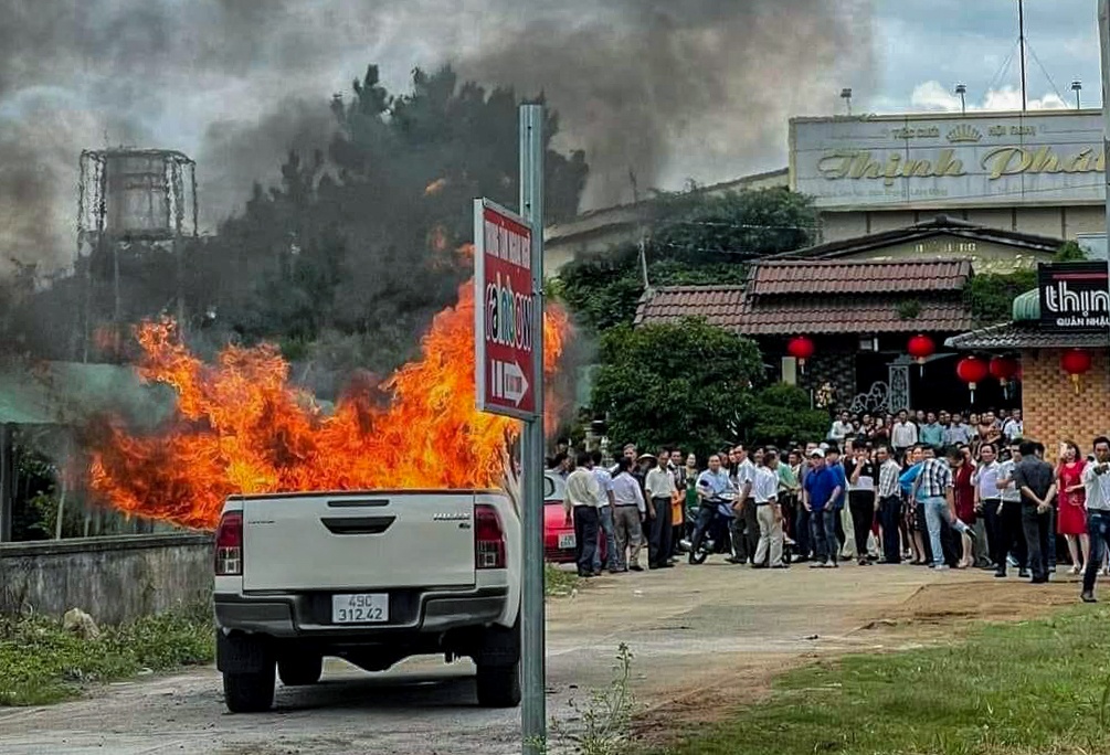 Sau tieng no lon, xe ban tai boc chay, tai xe tu vong hinh anh