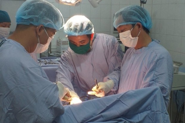 Cuu nam thanh nien bi 2 thanh sat dam xuyen nguoi hinh anh