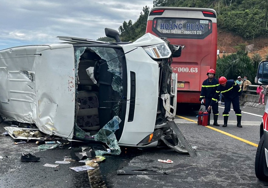 Oto khach dau dau xe ruoc dau, nhieu nguoi bi thuong hinh anh