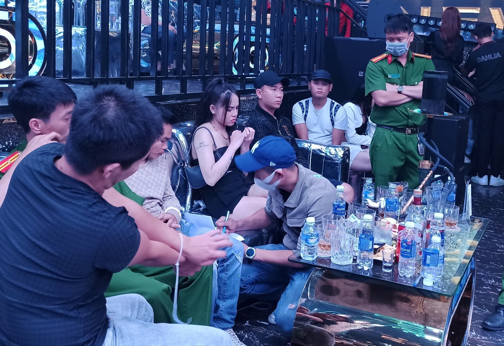 Hang chuc nguoi trong quan bar New Dahlia duong tinh voi ma tuy hinh anh