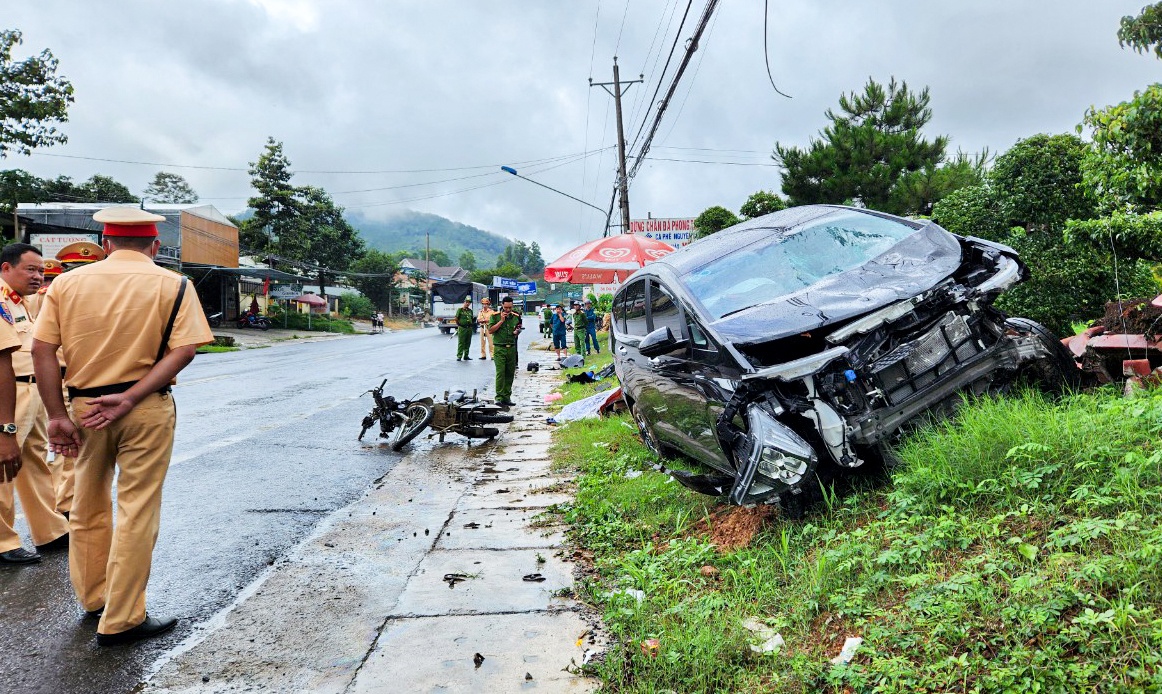 Nan nhan thu 2 tu vong sau vu oto lao sang duong nguoc chieu hinh anh
