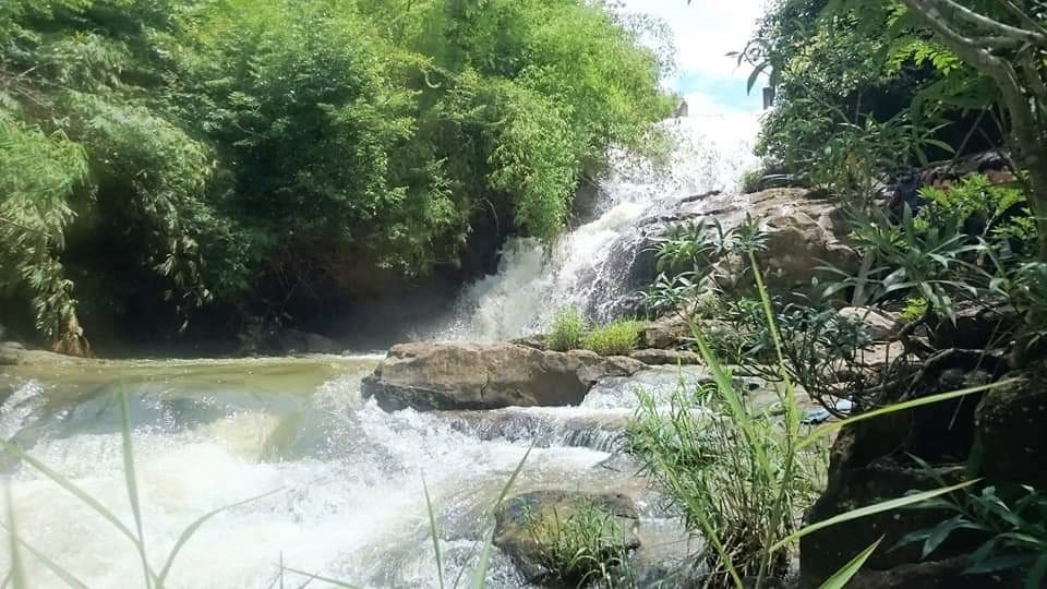 Di tam suoi, 2 hoc sinh tieu hoc bi duoi nuoc hinh anh