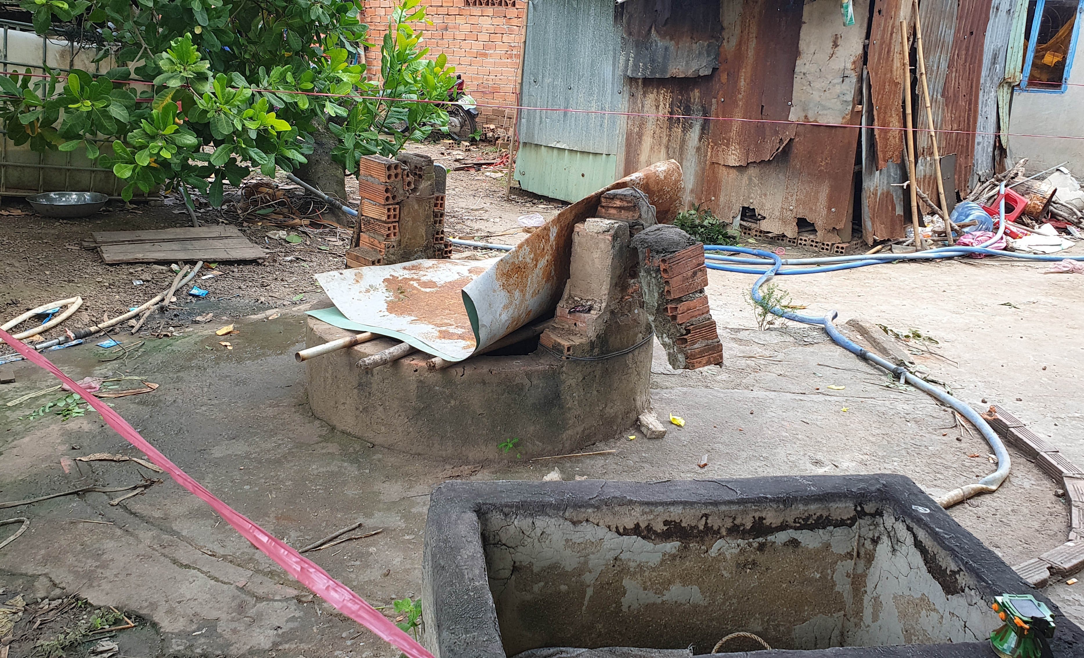 Be trai 8 tuoi roi xuong gieng sau 20 m hinh anh