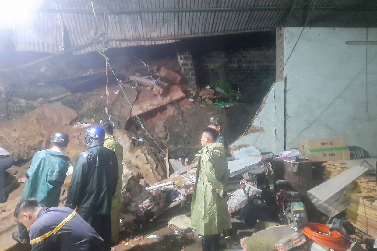 Taluy cao 8 m sat lo, 2 vo chong bi vui lap trong dem hinh anh