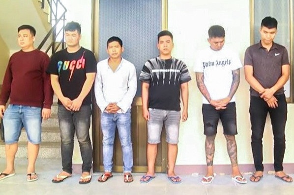 Nhom nghi pham dung sung va ma tau truy duoi tai tiem cam do hinh anh