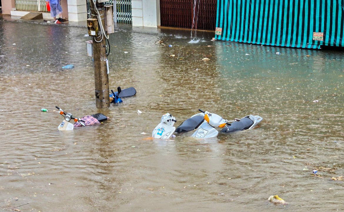 Mua lon, nhieu tuyen duong o Bao Loc ngap nang hinh anh