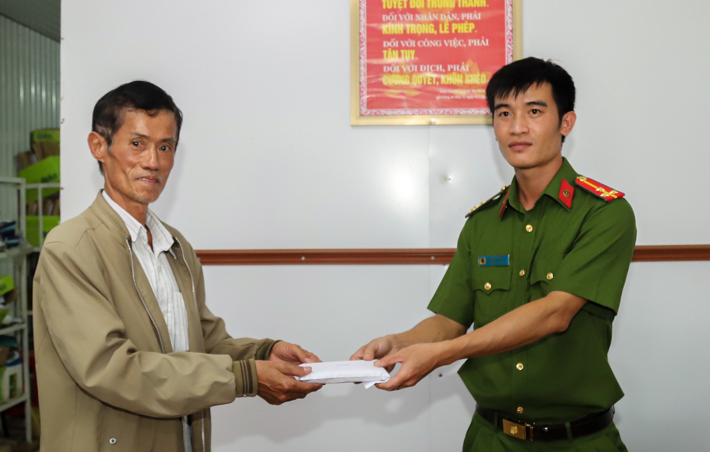 Nguoi dan ong tra lai 37 trieu dong nhat duoc o tru ATM hinh anh