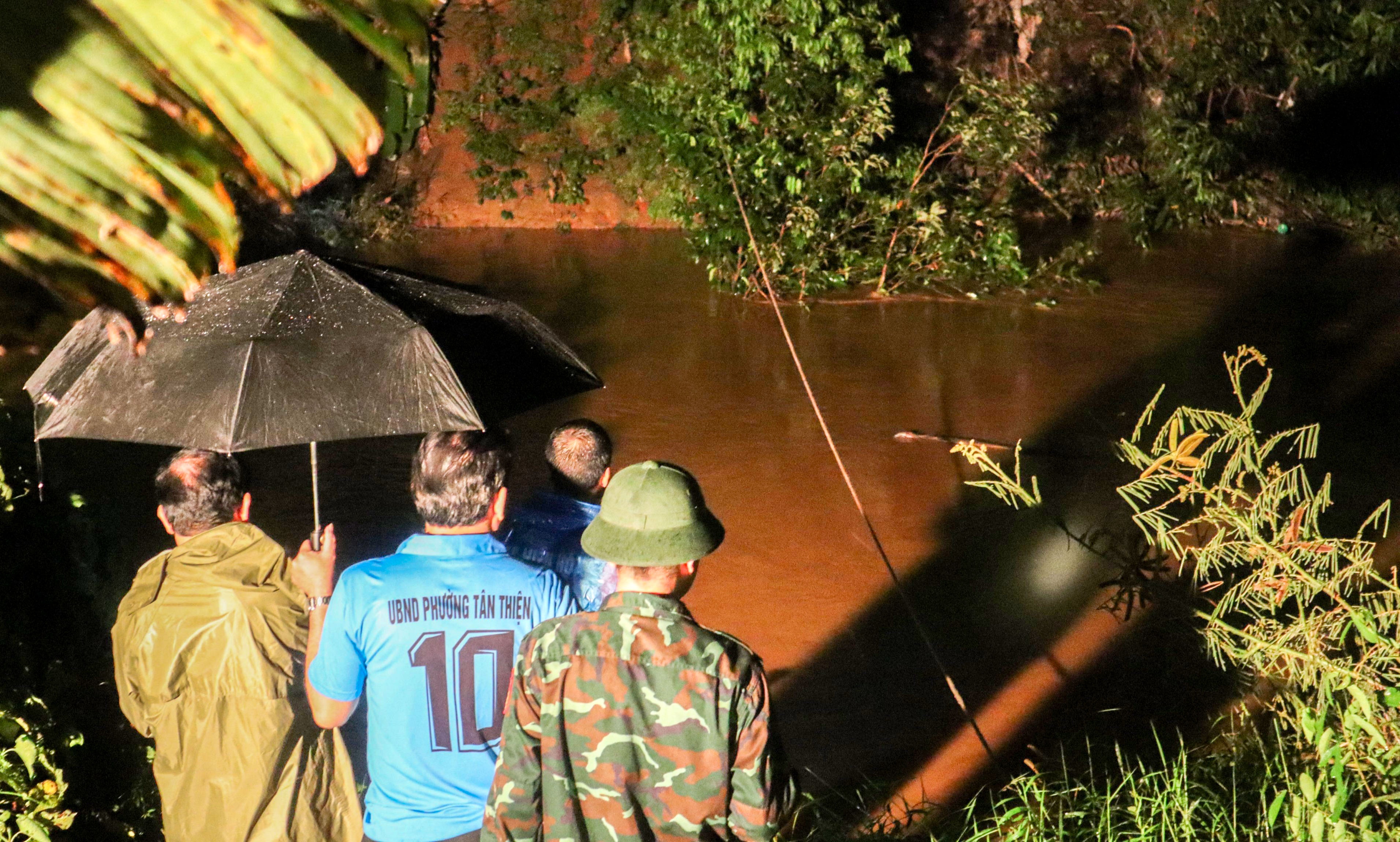 Be trai 9 tuoi bi nuoc lu cuon troi o Binh Phuoc hinh anh