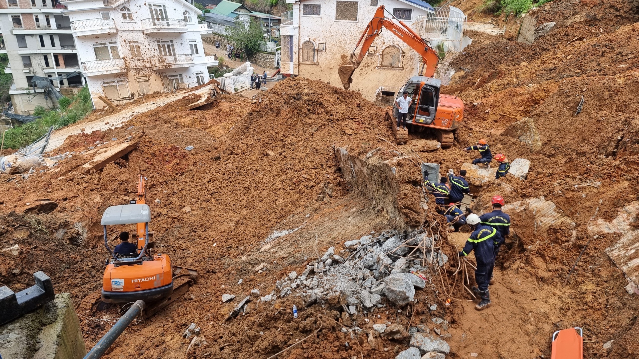 Chu tich Lam Dong yeu cau lam ro trach nhiem trong vu sat lo o Da Lat hinh anh