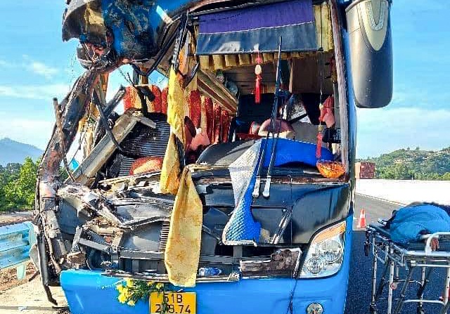 Oto khach tong xe ben tren cao toc Nha Trang - Cam Lam, 2 nguoi chet hinh anh