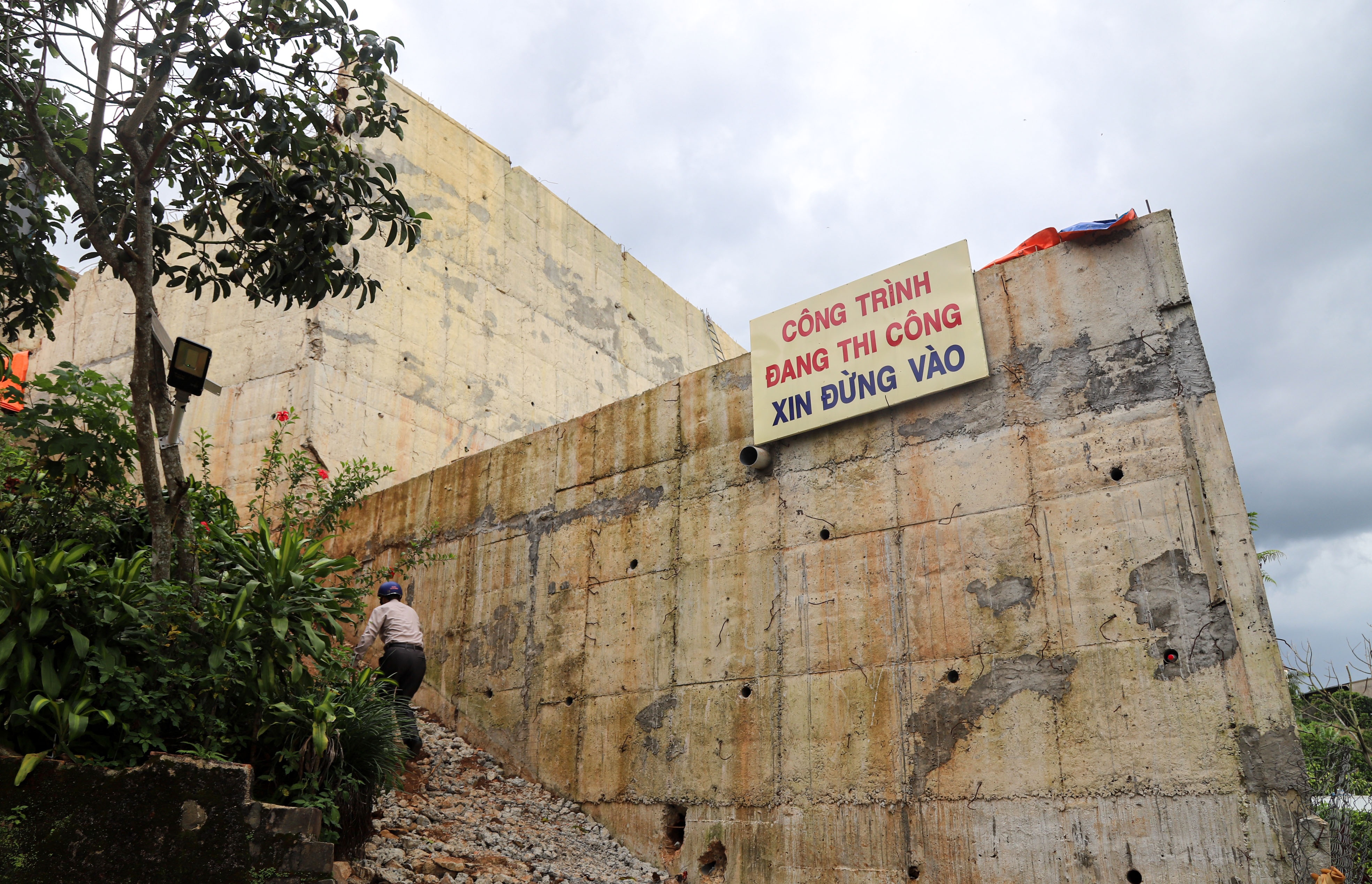 Bo taluy cao 18 m khong phep o Bao Loc bi dut gay hinh anh