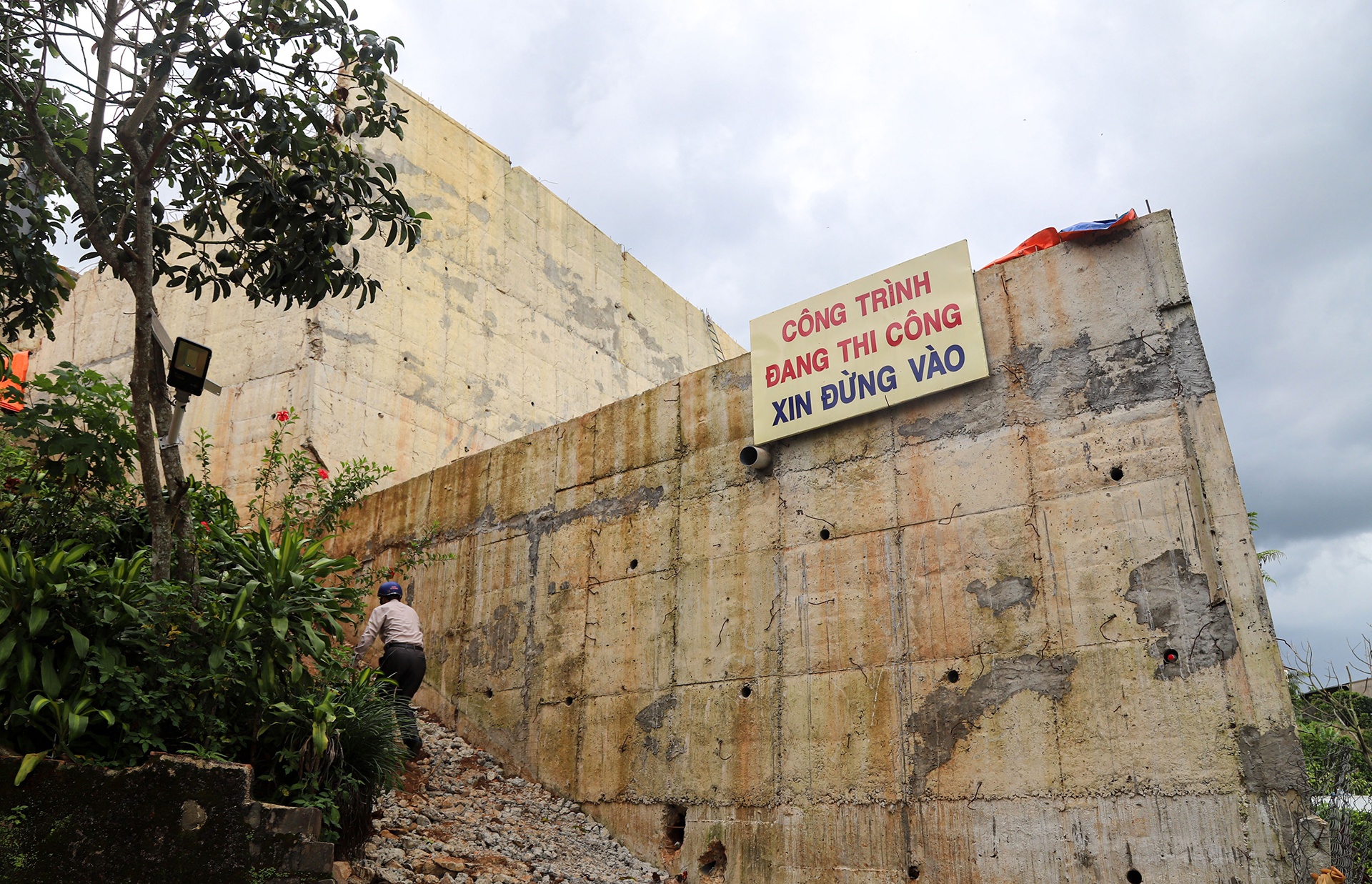 Chu bo taluy cao 18 m khong phep o Bao Loc bi phat 45 trieu dong hinh anh