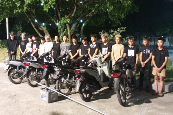 Tam giu nhom thanh thieu nien mang theo dao chem nguoi tren duong hinh anh