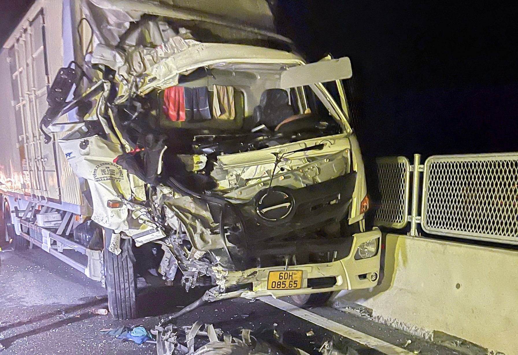 Oto tong duoi xe khach tren cao toc, mot nguoi chet hinh anh