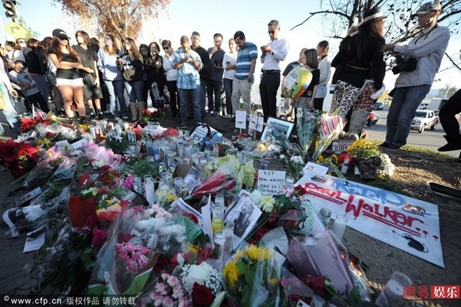 Gia dinh Paul Walker tu choi nhan hoa va do vieng hinh anh